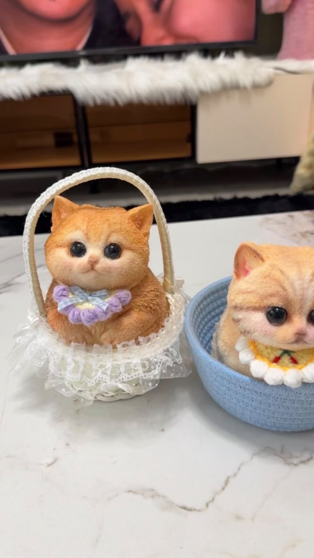 坐在小花籃內的手作貓咪作品